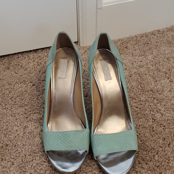 Peekaboo heals - Picture 1 of 2